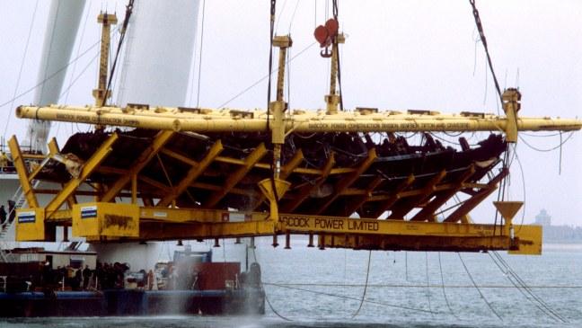 the-remains-of-the-mary-rose-are-lifted-from-the-waters-of-the-solent-136400959704403901-151010010517